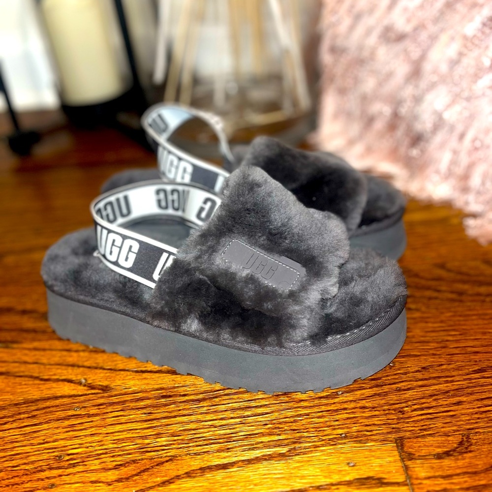 WMS UGG SLIPPERS BRAND NEW